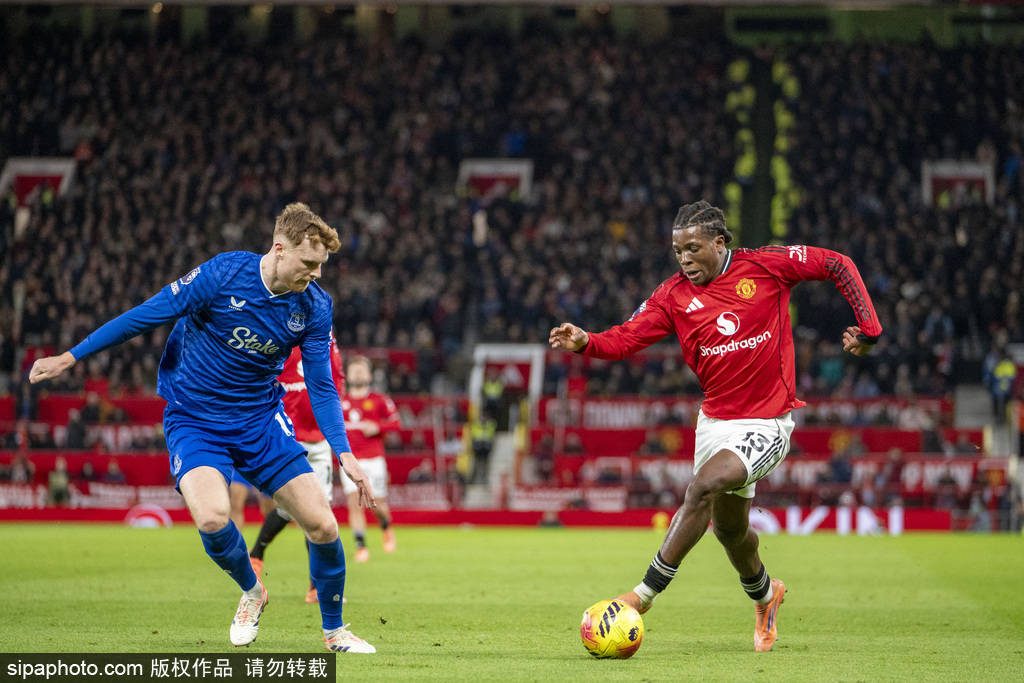 [图]主场大胜河南队 上海海港领跑联赛积分榜